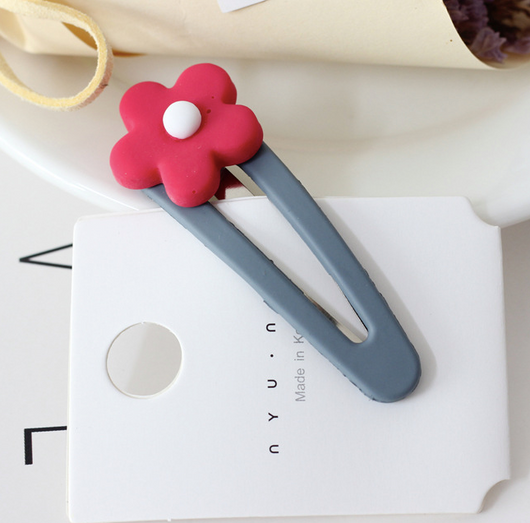 Broche de Resina con Flores en Contraste - Image 9