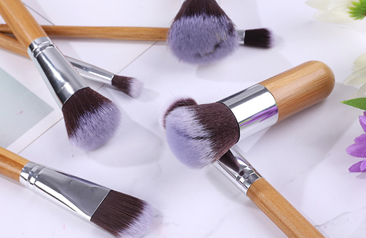 Set de 11 Brochas de Maquillaje con Mangos de Bambú y Bolsa de Lino - Image 7