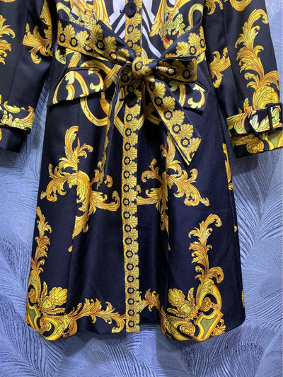 Gabardina Larga con Cinturón Estampado y Mangas Largas - Image 11
