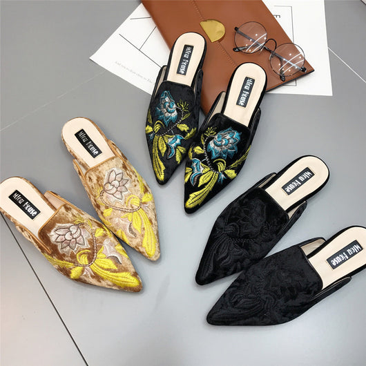 Sandalias planas puntiagudas y pantuflas de moda