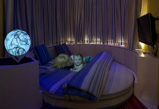 Lámpara LED 3D Luz Nocturna con Diseño de Luna Pintada - Image 8