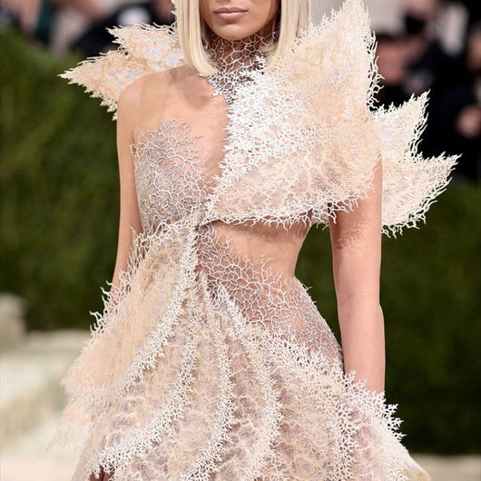 Vestido Bandage Sin Mangas con Encaje y Diseño Irregular - Image 8