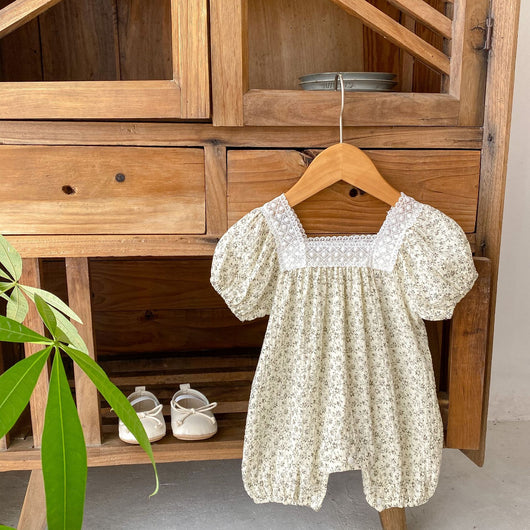 Body para Bebé Niña con Encaje Floral y Cuello Cuadrado