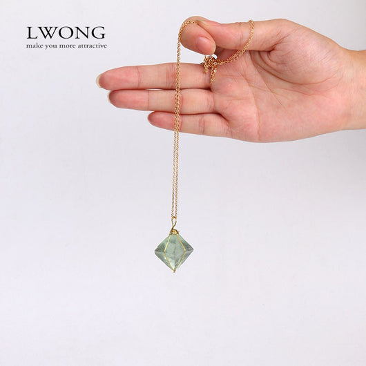 Collar Colgante Octaedro de Fluorita Verde con Alambre Dorado - Joya de Piedra Natural para Chakra y Sanación - Image 3