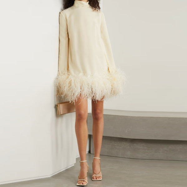 Vestido Corto Cuello Alto Ejecutivo con Plumas de Avestruz Negro