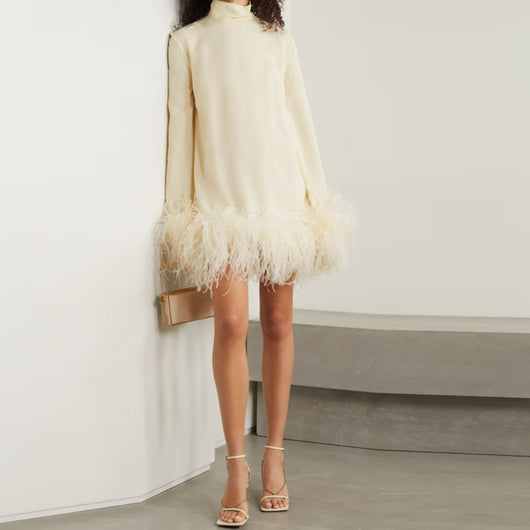Vestido Corto Cuello Alto Ejecutivo con Plumas de Avestruz Negro