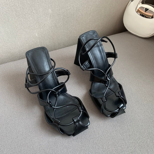 Tacones Altos con Punta Cuadrada y Diseño Hueco con Cordones Romanos - Image 6