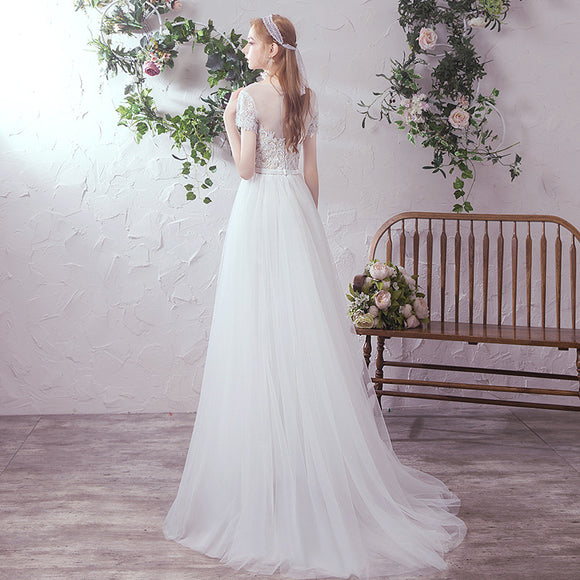 Vestido de Novia Minimalista con Falda de Tul y Cola Delicada