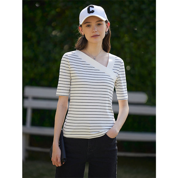 Camiseta Cuello V con Detalle de Solapa Diagonal