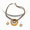 Conjunto de Collar y Aretes Geométricos con Líneas de Cera
