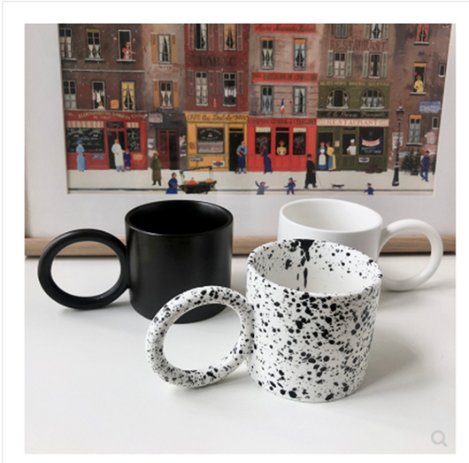 Taza de Cerámica Grande con Diseño de Salpicaduras de Tinta Negra - Image 3