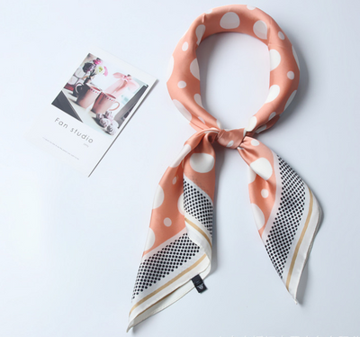 Pañuelo de Seda Cuadrado para Cuello y Cabello con Estampado de Puntos - Image 6