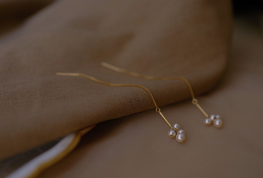Aretes Largos Pearl Earline - Elegancia en Movimiento - Image 5
