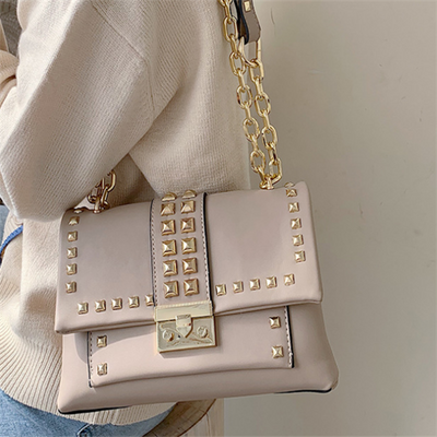 Bolso de Hombro con Cadena y Tachuelas - Image 24