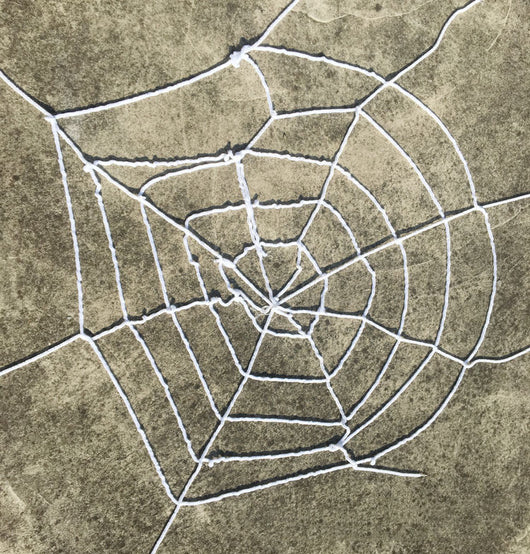 Decoración Halloween Araña de Peluche con Telaraña - Image 4