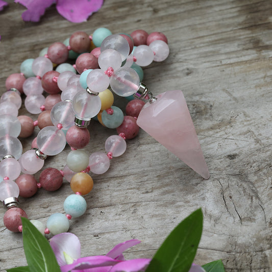 Collar Artesanal de Piedra Rosa con Nudo de Macramé - Image 2