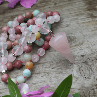 Collar Artesanal de Piedra Rosa con Nudo de Macramé - Image 2