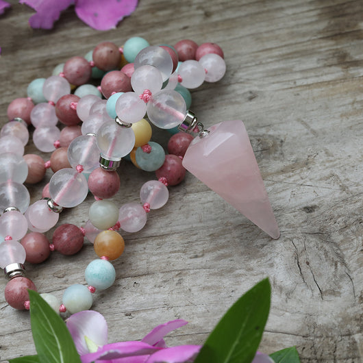 Collar Artesanal de Piedra Rosa con Nudo de Macramé - Image 2