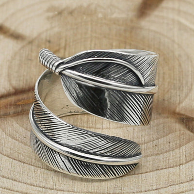 Anillo de Plata Tailandesa Takahashi con Diseño de Pluma - Joya de Moda