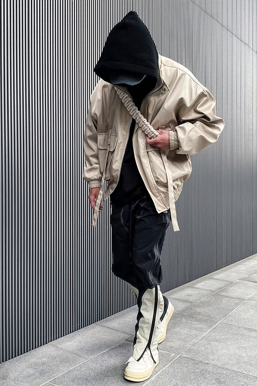 Impermeable de Nylon con Bolsillos Amplios y Detalles Decorativos - Image 3