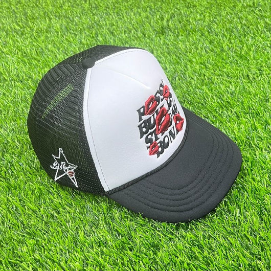 Gorra Hombre Bordada Small Crowd con Diseño de Labios para Verano - Image 4