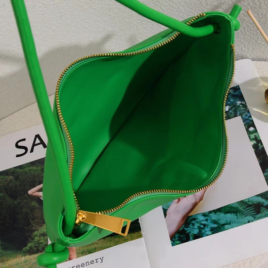 Bolso Axilar de Cuero Vacuno Tejido Liso con Detalles Dorados - Image 16