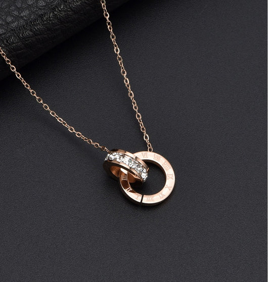 Collar de Acero de Titanio para Mujer con Anillos y Números Romanos - Image 11