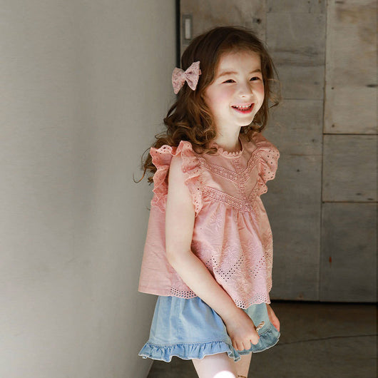 Playera Niña con Detalles de Corte y Mangas Volantes - Image 3
