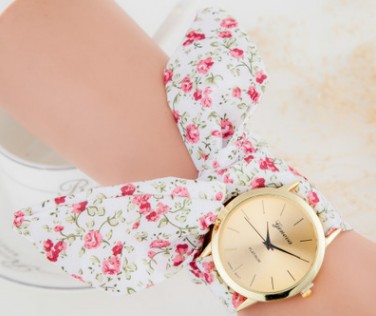 Reloj de Oro con Diseño de Rayas Impresas - Image 3