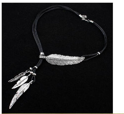 Collar Pendiente Multicapa con Borlas de Plumas y Hojas en Cuerda Negra - 3 Colores - Image 8