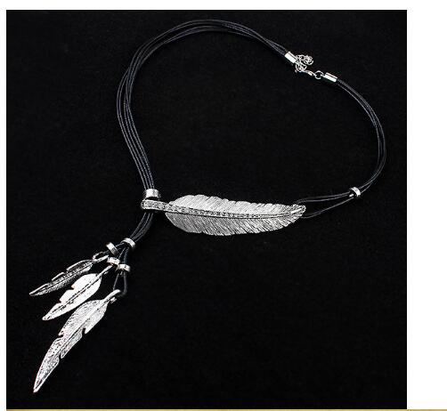 Collar Pendiente Multicapa con Borlas de Plumas y Hojas en Cuerda Negra - 3 Colores - Image 8