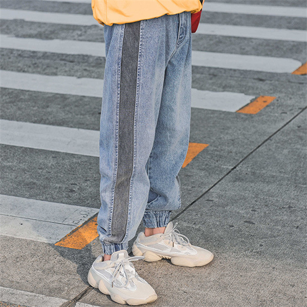 Jeans con Paneles Contrastantes