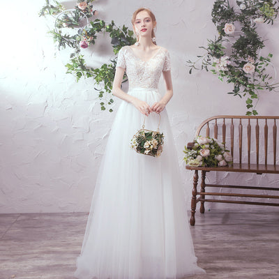 Vestido de Novia Minimalista con Falda de Tul y Cola Delicada - Image 7