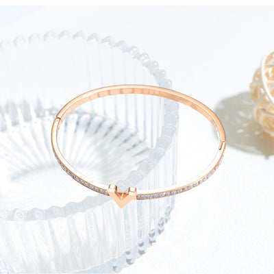 Pulsera de Titanio con Letra V, Diamantes y Baño de Oro Rosa - Image 4