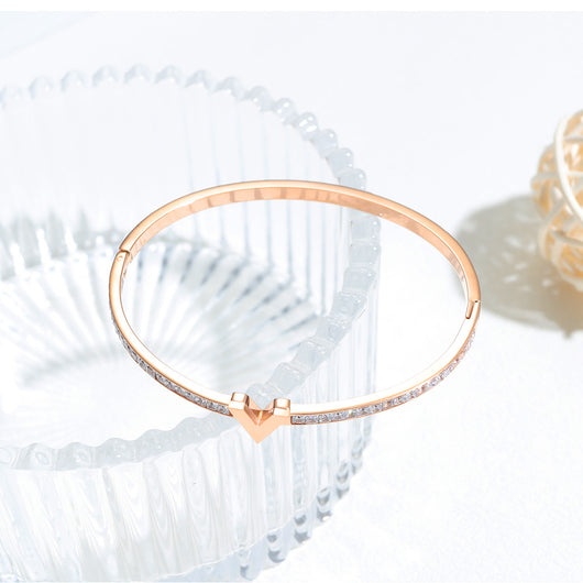 Pulsera de Titanio con Letra V, Diamantes y Baño de Oro Rosa - Image 4