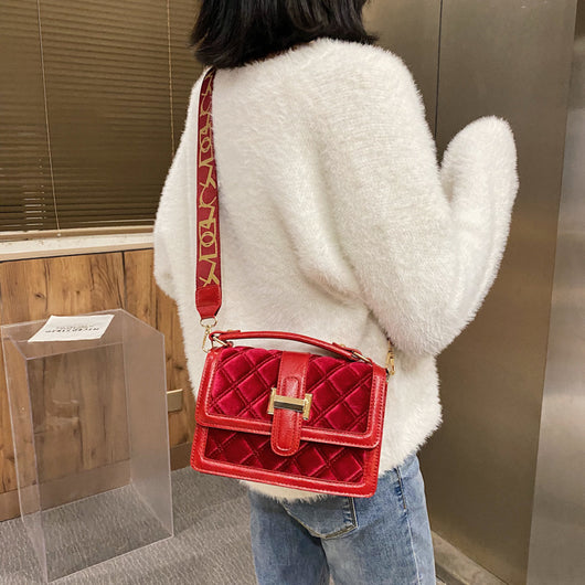 Bolso Bandolera Cuadrado Pequeño con Correa de Terciopelo Ancho - Image 4