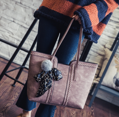 Bolso de Hombro con Pañuelo de Seda - Image 6