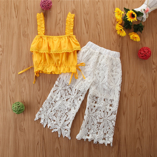 Conjunto Elegante para Niña: Camisola Amarilla y Pantalón Blanco de Encaje