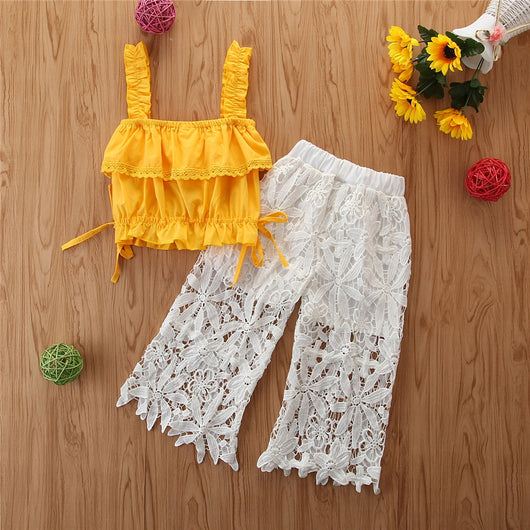 Conjunto Elegante para Niña: Camisola Amarilla y Pantalón Blanco de Encaje