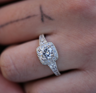 Anillo de Compromiso Clásico con Circonita de Cuatro Puntas - Joyería Elegante para Mujer - Image 3