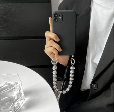 Funda Plateada para Celular con Cadena - Diseño Minimalista Oscuro - Image 6