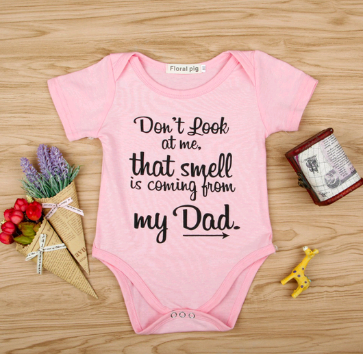 Pijama Divertido para Bebé - Diseño Humorístico 'Ese Olor Viene de Papá'