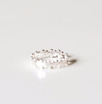 Anillo de Plata Hueco con Flor Delicada - Image 3