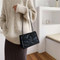 Bolso de Mano Texturizado en Tonos Naturales - Versátil y Elegante