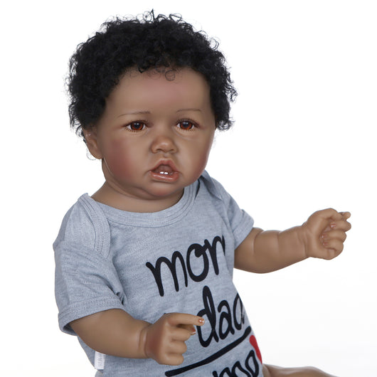 Muñeco Reborn Saskia de 22 Pulgadas - Niño Afrodescendiente Realista - Image 4
