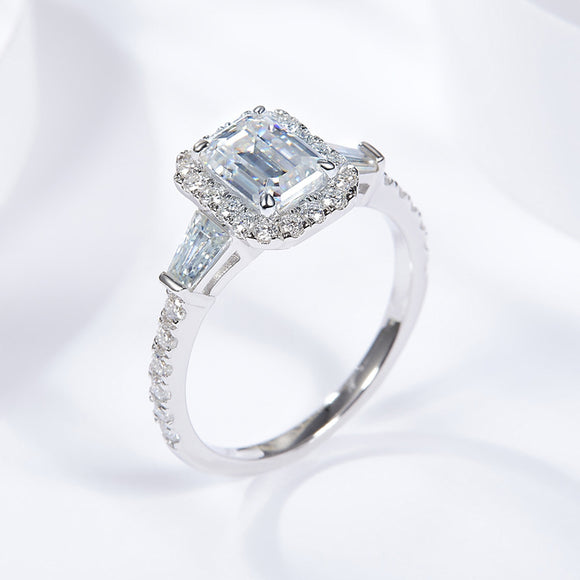Anillo de Moissanita Talla Esmeralda Color D en Plata 925