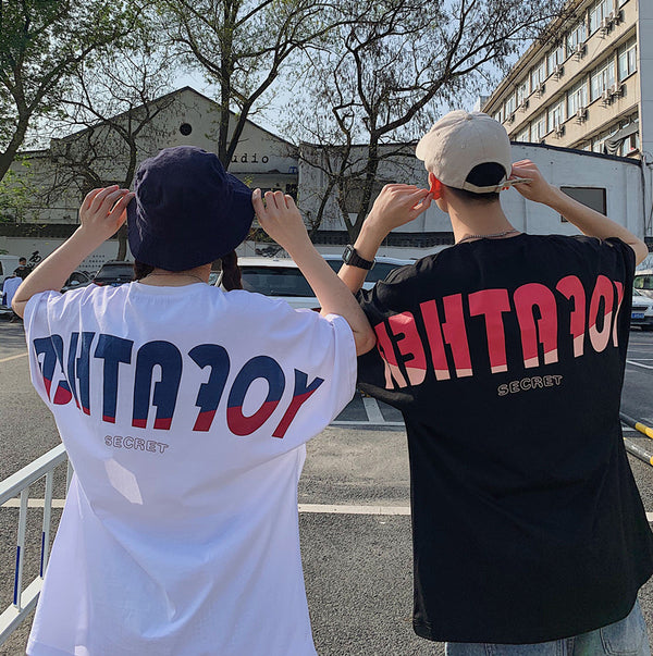 Camiseta Estampado Alfabeto Diseño Moderno