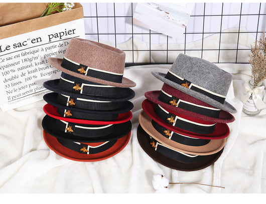 Sombrero de Lana Pura para Mujer con Detalle de Abejita - Accesorio de Moda
