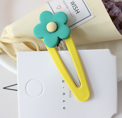 Broche de Resina con Flores en Contraste - Image 11