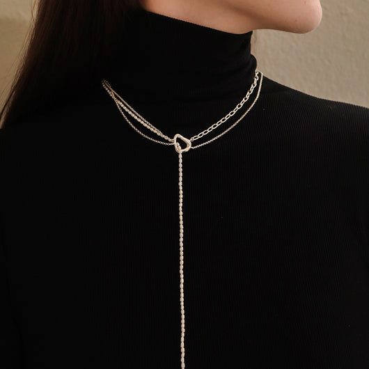 Collar Multicapa de Perlas con Diseño Mixto y Costura Decorativa